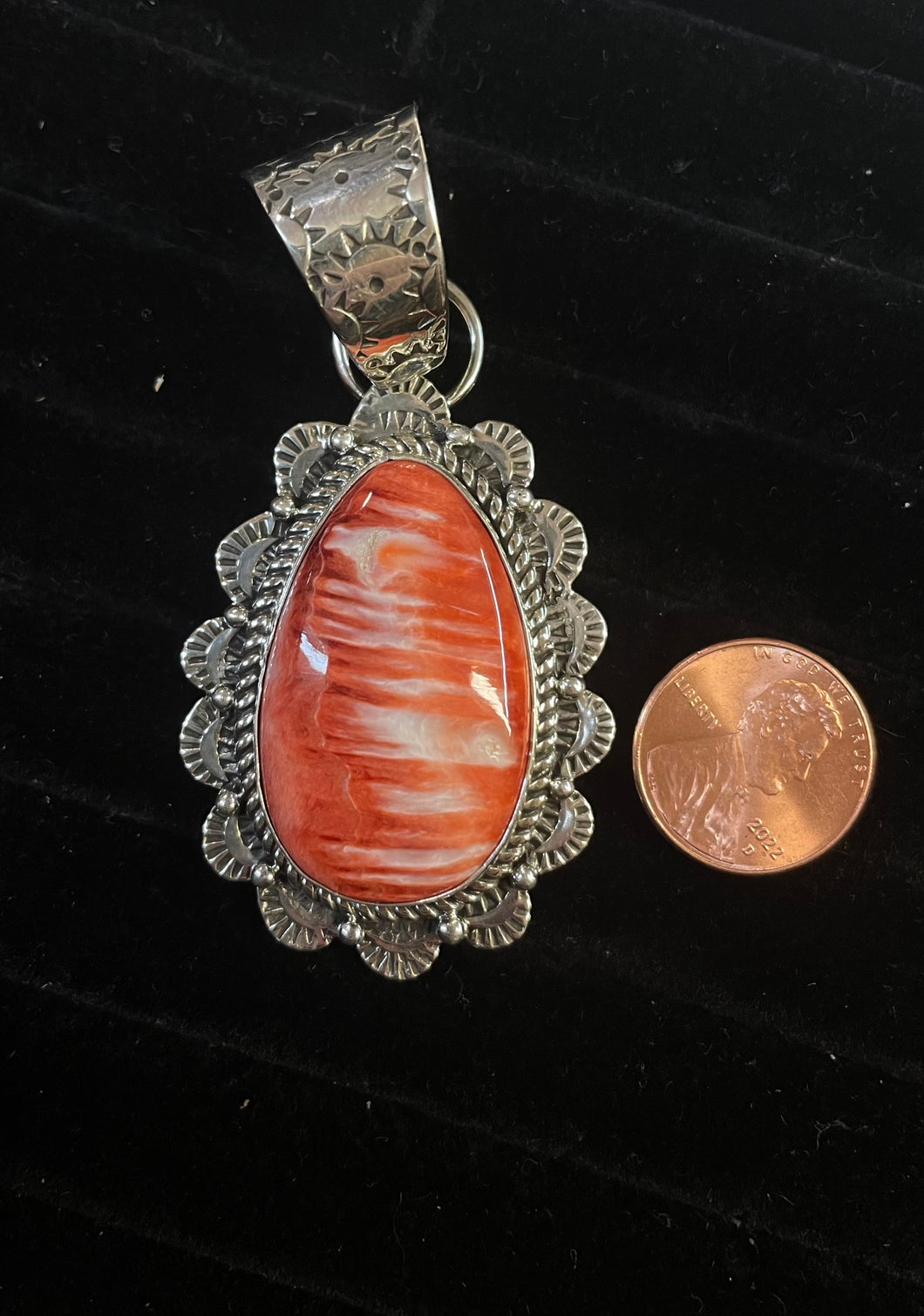 Scolloped spiny oyster pendant